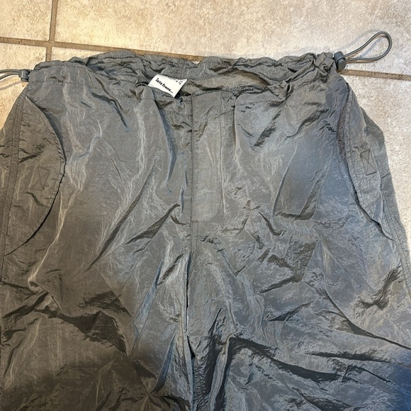 NWT! Urban Outfitters iets frans Gray Shiny Baggy Tech Parachute Pants S bungee - Picture 5 of 9